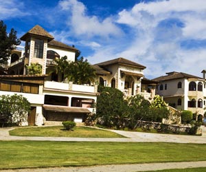         住宅，人居住的空間，家的載體，容納了一個家庭的生活與休憩?，F代住宅多追求精裝華麗，而住宅的最本質的功能往往被忽略。因此，有必要追溯住宅的進化史，解析住宅最根本的意義，創造更舒適的住宅。        第壹代：        舊石器時代，利用天然山洞作為棲身之所，僅能起到遮風避雨的作用。      第貳代：新石器時代，利用黃土層為墻壁，用木構架、草泥建造半穴居住所，進而發展為地面上的建筑，并形成聚落。       第叁代：西…